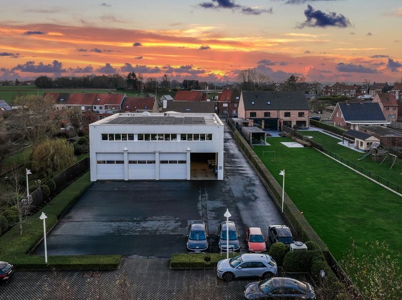 Gelegen nabij de Rijksweg (N36) in Lendelede combineert deze uitzonderlijke eigendom wonen en ondernemen op één adres. Op een perceel van 3.704 m² bev