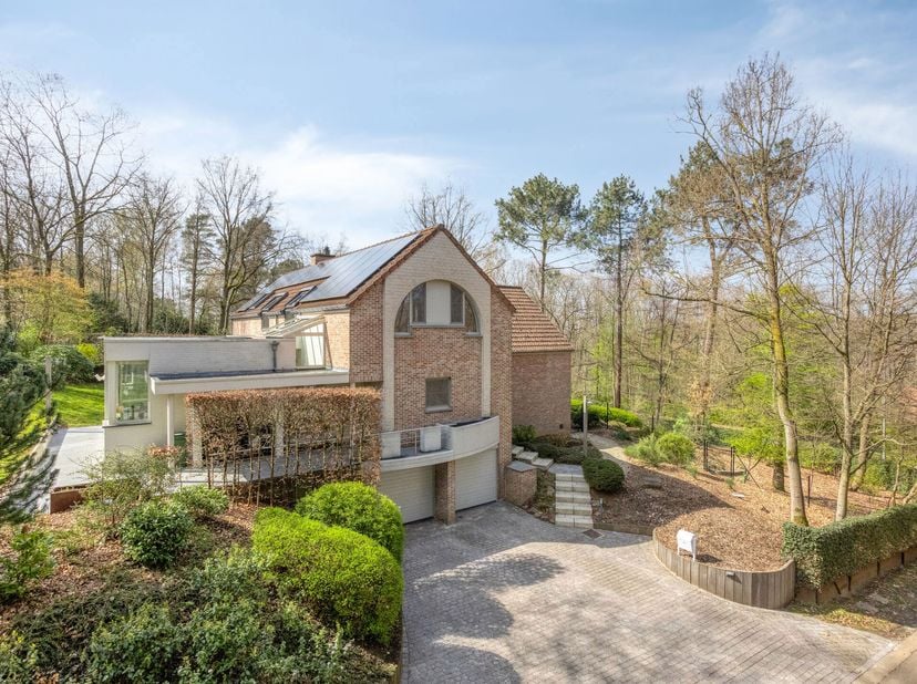Ontdek deze prachtige vrijstaande villa, rustig gelegen op de Middelberg te Rotselaar, in een groene en gegeerde omgeving. De woning werd oorspronkeli