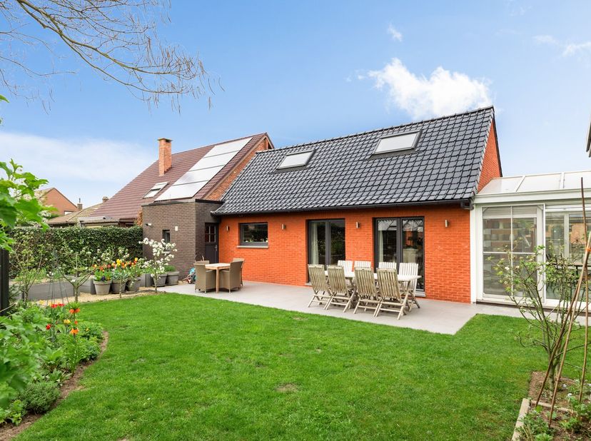 In een rustige straat in Hoevenen, deelgemeente van Stabroek, bevindt zich deze verzorgde laagbouwwoning op een mooi perceel in de Kauwensteinlaan.<br