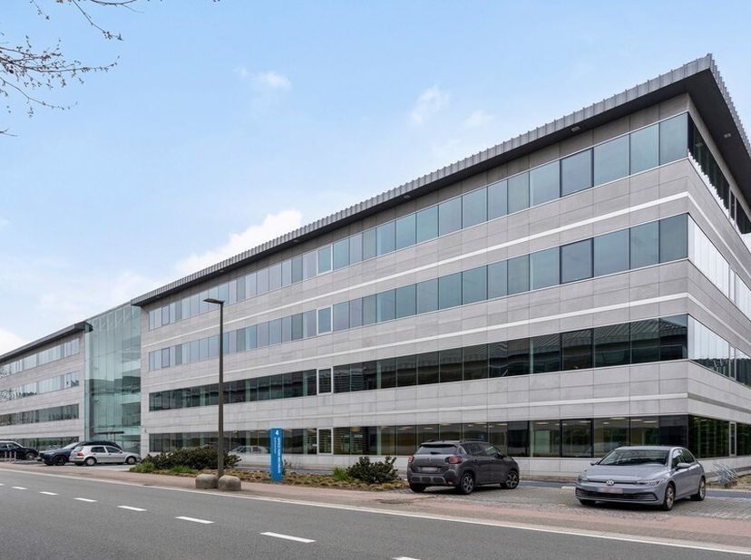 680m² landscape kantoorruimte op 1ste verdieping<br />
Ligging: aan afrit Mechelen-Zuid, op een kwartier van Brussel en Antwerpen en op 7min van lucht