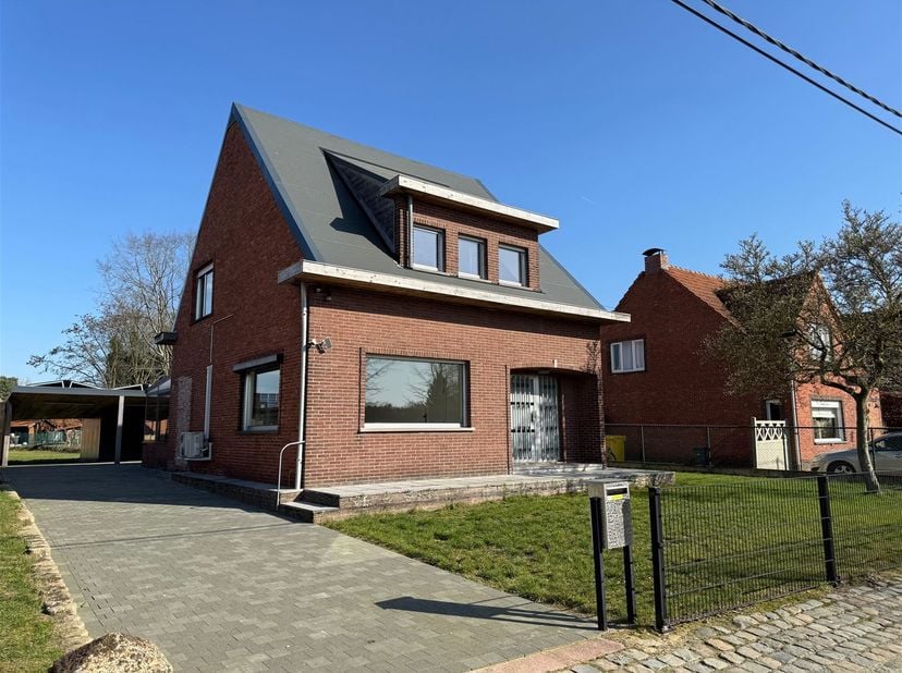 Laat je verrassen door deze charmante woning die door de huidige eigenaar al gedeeltelijk en kwaliteitsvol werd gerenoveerd. <br />
Dankzij de nieuwe