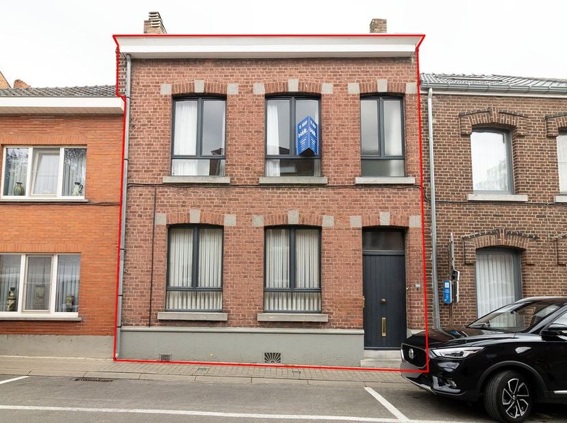 MAISON MITOYENNE + GARAGE <br />
<br />
Cette maison est située dans le centre-ville de Tongres, à quelques pas de toutes les commodités, des commerce