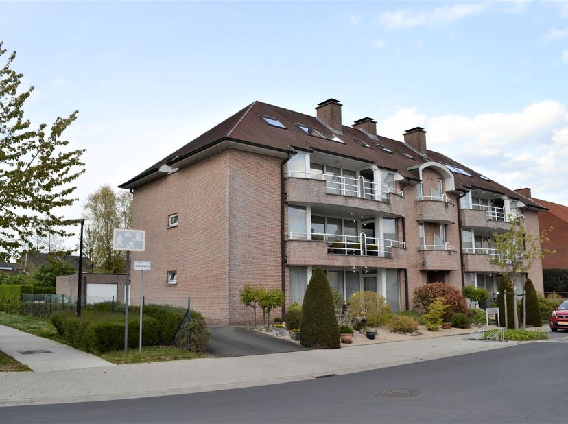 Graag stellen wij je dit lichtrijke dakappartement in residentie Amarillys voor.<br />
<br />
Het appartement is gelegen in een rustige en groene omge