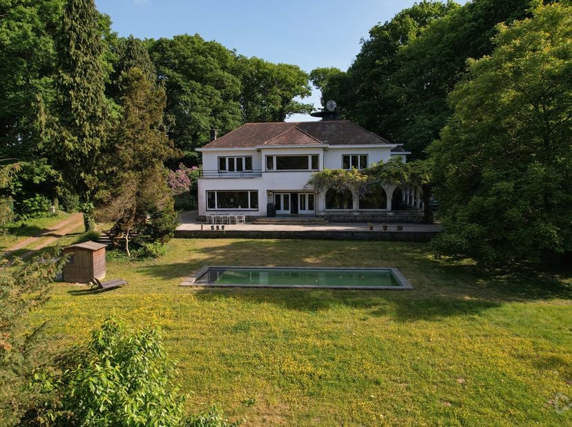 Tussen de glooiende velden van Boutersem, op een domein van maar liefst 5,5 hectare, ligt een woning die zelden op de markt komt, en nog zeldzamer is