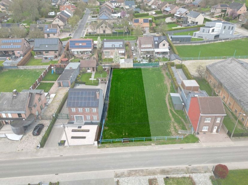 Bijzonder rustig gelegen perceel van 6a59ca voor halfopen bebouwing<br />
<br />
Omgeving:<br />
+ Gelegen in een groene omgeving <br />
+ Omringd