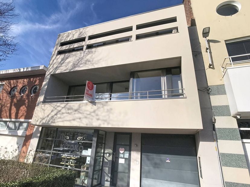 Cette maison/appartement au premier étage est située dans la Hondstraat. Un salon de beauté est situé au rez-de-chaussée. Les premier et deuxième étag