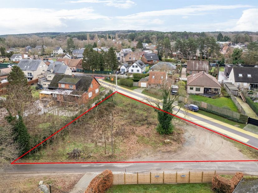 Bouwgrond voor open bebouwing op een strategisch hoekperceel in Langdorp. (Aarschot)<br />
<br />
Deze bouwgrond is gelegen langs de Oude Mechelseba
