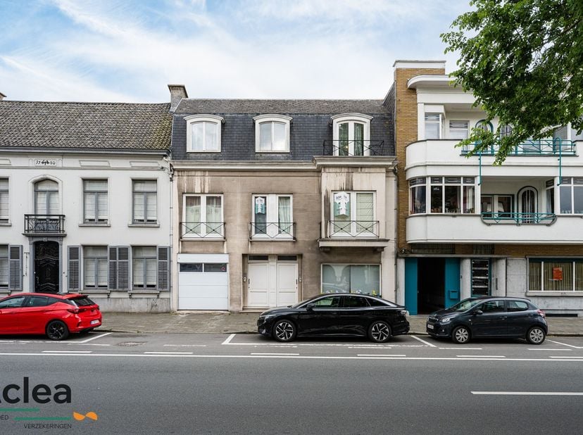 Deze interessante investeringsopportuniteit vinden we terug in de Molenstraat in Eeklo, pal in het stadscentrum. Het gebouw bestaat uit twee afzonderl