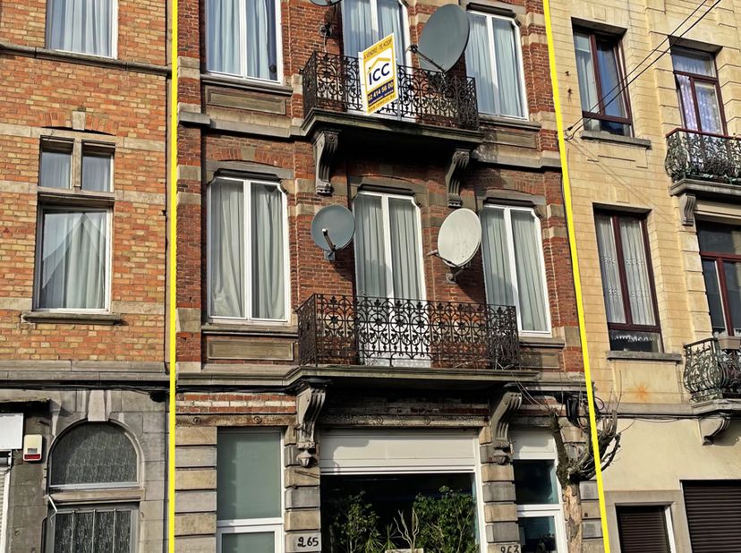 Cet immeuble mixte, composé d’un rez-de-chaussée commercial et d’un logement (avec la possibilité d’en faire deux), situé à Forest offre un emplacemen