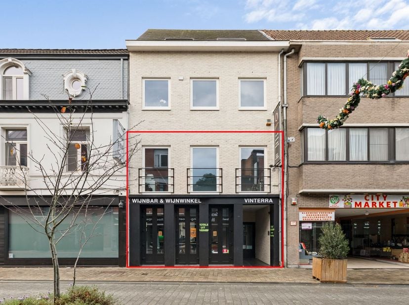 Recent handelsgelijkvloers met kelder in centrum Herentals<br />
<br />
Ligging: Pal in het centrum van Herentals, op een boogscheut van de Grote Ma