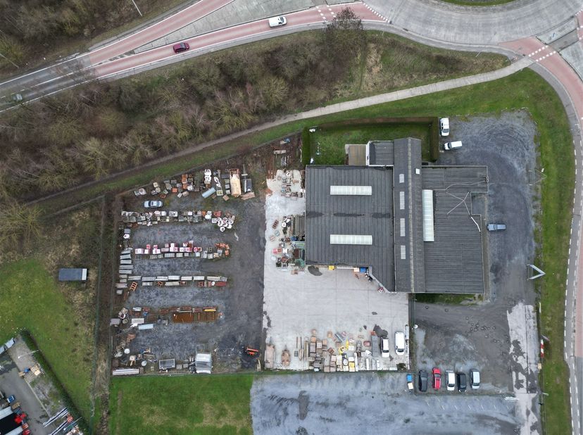 Prachtig vastgoedcomplex in 59 are van 23 centiares aan een zeer gewilde weg op slechts 5 minuten van de snelweg.<br />
 <br />
Showroom van +/- 455