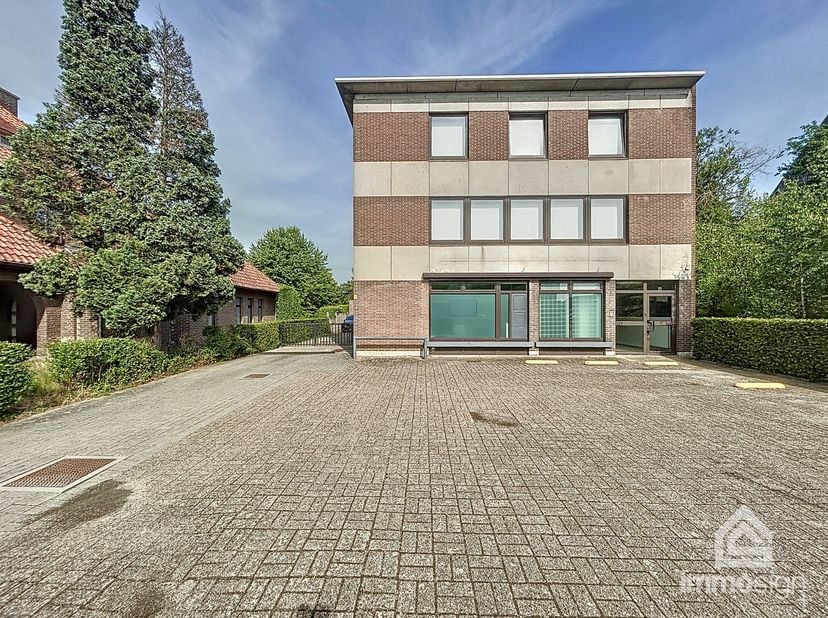 PLUSPUNTEN:<br />
+ kantoorruimte van 243 m²<br />
+ gunstig EPC: label C&amp;nbsp;<br />
+ géén renovatieverplichting&amp;nbsp;<br />
+ 4 privé autostaanplaa