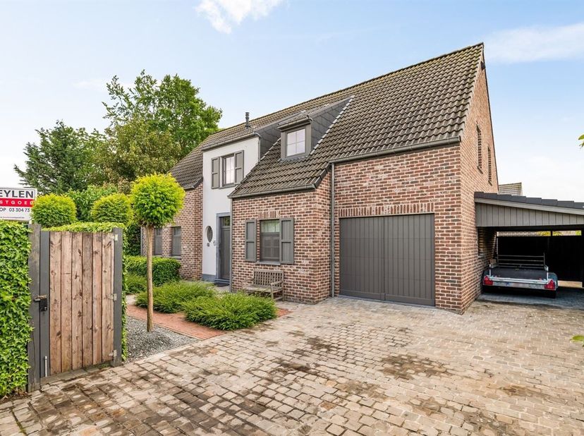 Rustig gelegen OB met 5 slpks en zwembad<br />
Gelegen in een rustige en groene omgeving in Moerbeke geniet deze woning van een aangename, residentiël