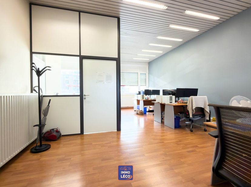 Découvrez cette surface commerciale fonctionnelle, à quelques pas de la grand place, offrant un agencement harmonieux et des espaces pensés pour le co