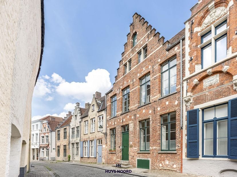 Vivez dans une ambiance chaleureuse au sein de cette authentique maison de maître située au cœur de Bruges, avec en outre la possibilité d'acquérir, e