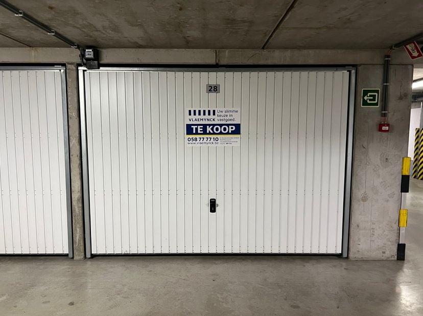 Aan het centraal gelegen Loodswezenplein hebben wij een garage te koop.<br />
De afgesloten box bevindt zich op verdieping -1. De garage beschikt over