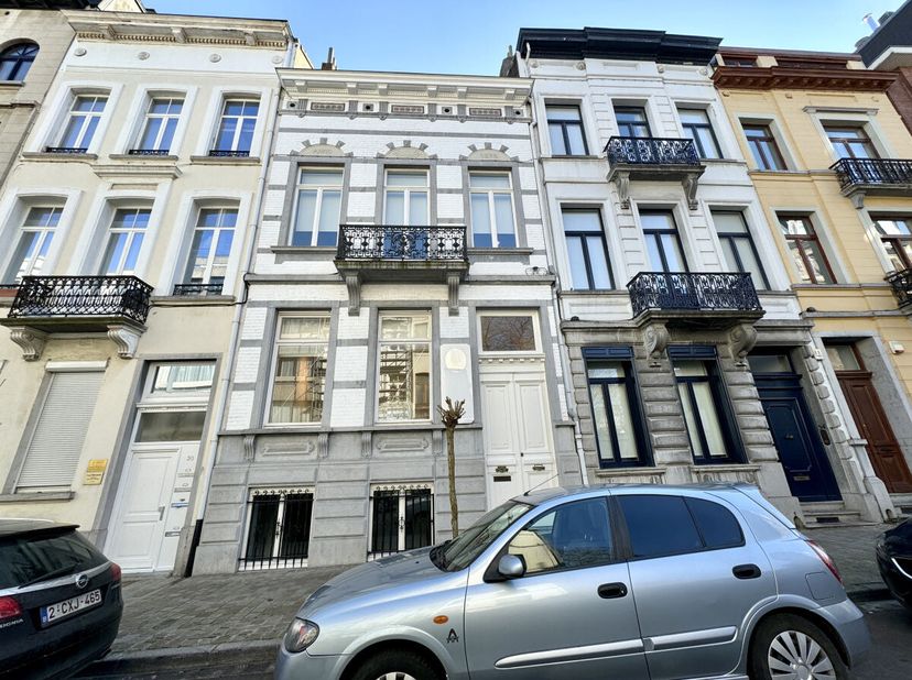A proximité de l'avenue Louise et de la rue de l'Abbaye, bureaux de +/-80m² se trouvant au niveau bel étage d'une belle maison bruxelloise. Ils se com