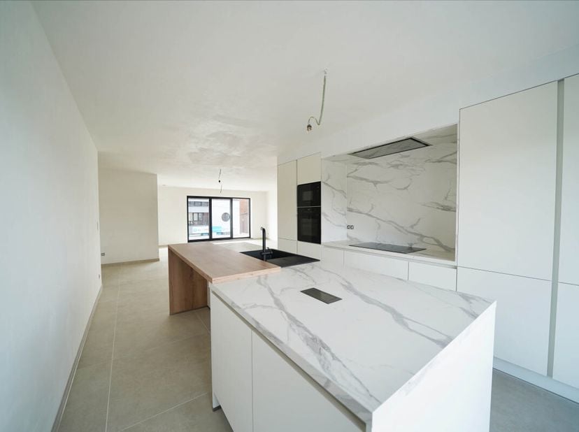 Découvrez ce superbe appartement alliant espace et luminosité, idéalement agencé : 60m² de living avec grandes baies vitrées Cuisine super équipée ave