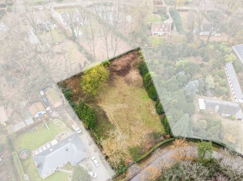 In de buurt Steijnhoeven te Schilde bieden wij dit stuk grond te koop aan. Zeer rustig gelegen en met wel liefst 34m straatbreedte, kan je hier vertoe