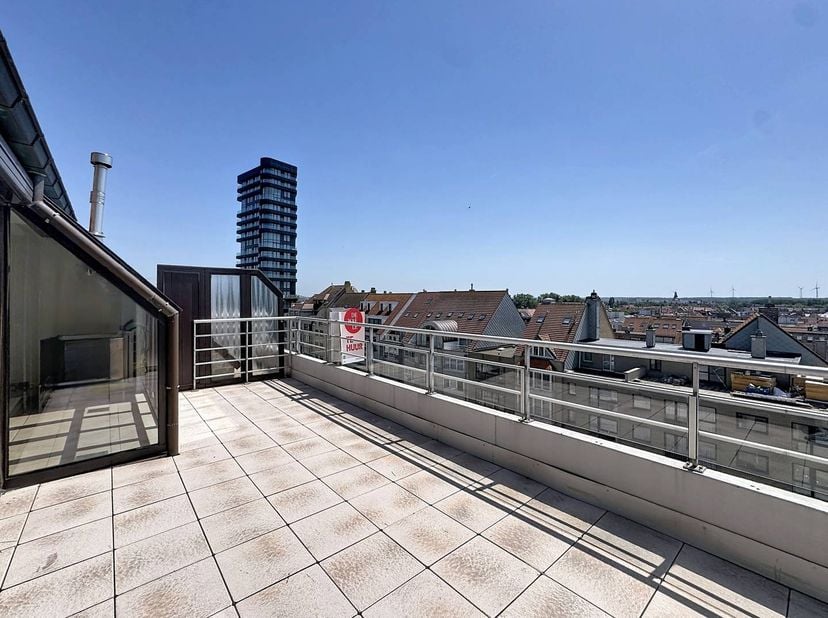 Op een steenworp van het Heldenplein en het strand in Heist bevindt zicht appartement te huur. <br />
Het appartement beschikt over 2 volwaardige slaa