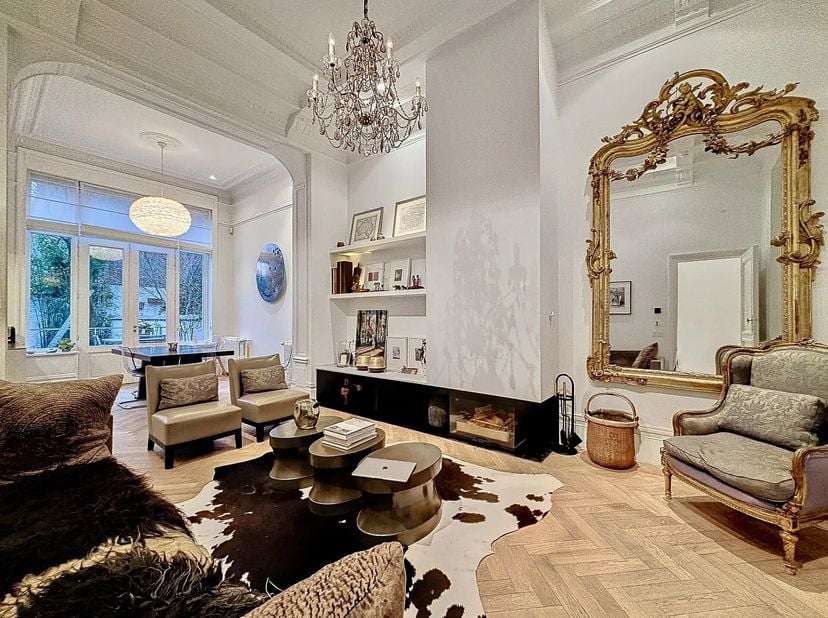Gelegen in het hart van de gewilde wijk Châtelain, op een steenworp afstand van de Louizalaan, biedt dit elegante gemeubileerde huis een bruto vloerop