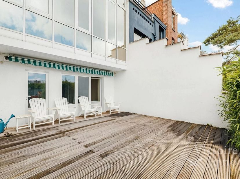 Parquet, marbre, mortex<br />
Garage : 2 voitures en enfilade