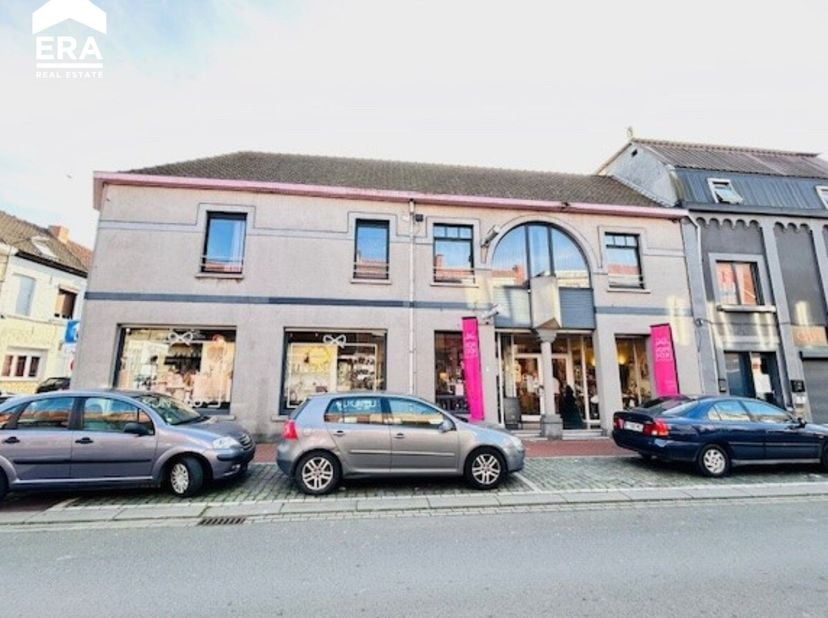 Immeuble commercial avec habitation dans un endroit très commercialAu rez-de-chaussée se trouve une propriété commerciale entièrement meublée avec de