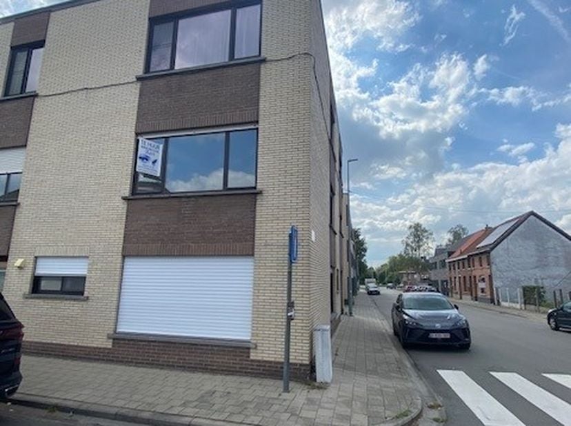 Instapklaar 2-slaapkamerappartement met groot terras en garage, op een topligging in het centrum van Hamme.<br />
Op zoek naar een stijlvol en volledi