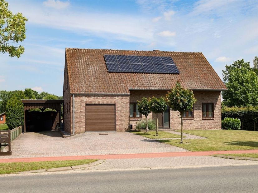 Verrassend ruime gezinswoning met 3 slaapkamers en prachtig aangelegde tuin op 14a41ca<br />
<br />
Omgeving:<br />
+ Gelegen in een groene gemeent