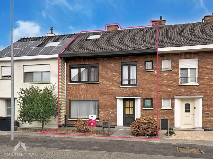 Goed onderhouden woning in een rustige buurt met veel mogelijkheden, bestaande uit een inkomhal met apart toilet, een ruime en lichtrijke leefruimte m