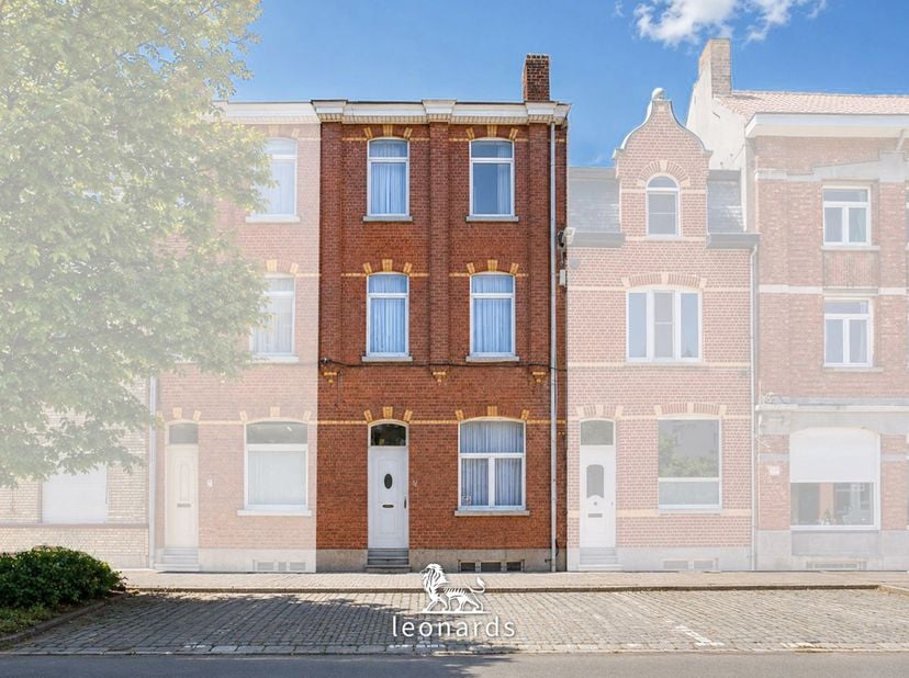 Uitstekend gelegen studenteneigendom in de gegeerde Sint-Rochuslaan 6 te Kortrijk. Deze interessante investering beschikt over 5 studentenkamers, 2 ge