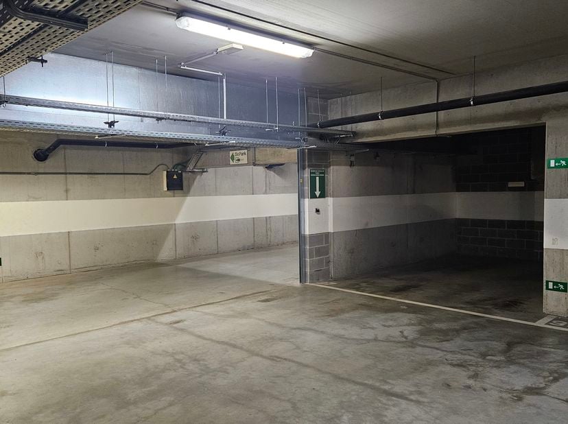 AUDERGHEM - situé à proximité des grands axes de Bruxelles et du métro Hermann-Debroux, grand EMPLACEMENT DE PARKING intérieur, au sous-sol d'une Rési
