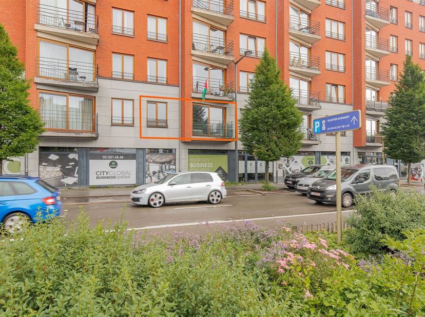 Instapklaar en lichtrijk appartement met terras, staanplaats en erfpacht - uitstekende ligging in Brussel. <br />
Mooi appartement van 75 m², instapkl