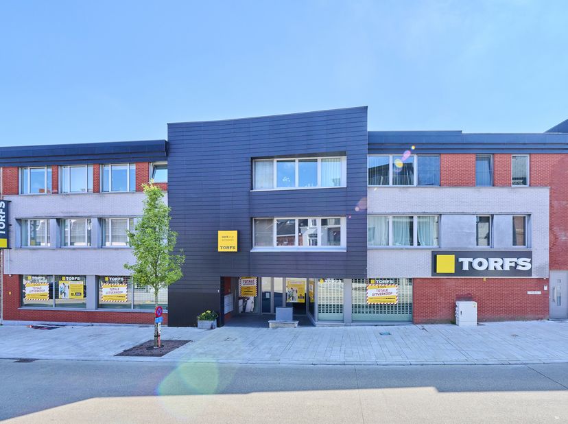 In het centrum van Beringen bieden wij dit goed onderhouden appartementsblok met 6 wooneenheden en een handelsgelijkvloers aan. Het gebouw is uitsteke