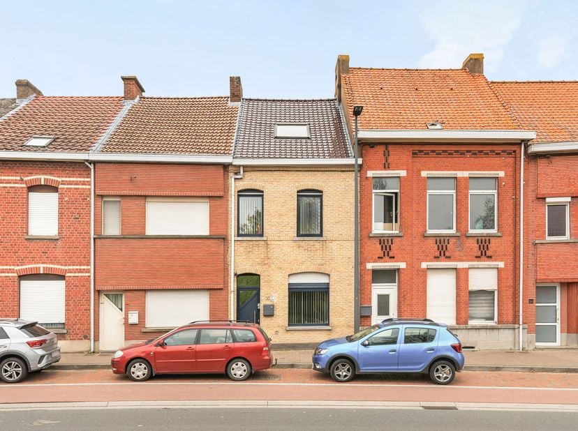 In het centrum van Ronse bevindt zich deze woning met vier slaapkamers en een aangename tuin. Dankzij de onmiddellijke aansluiting op de Kruisstraat g