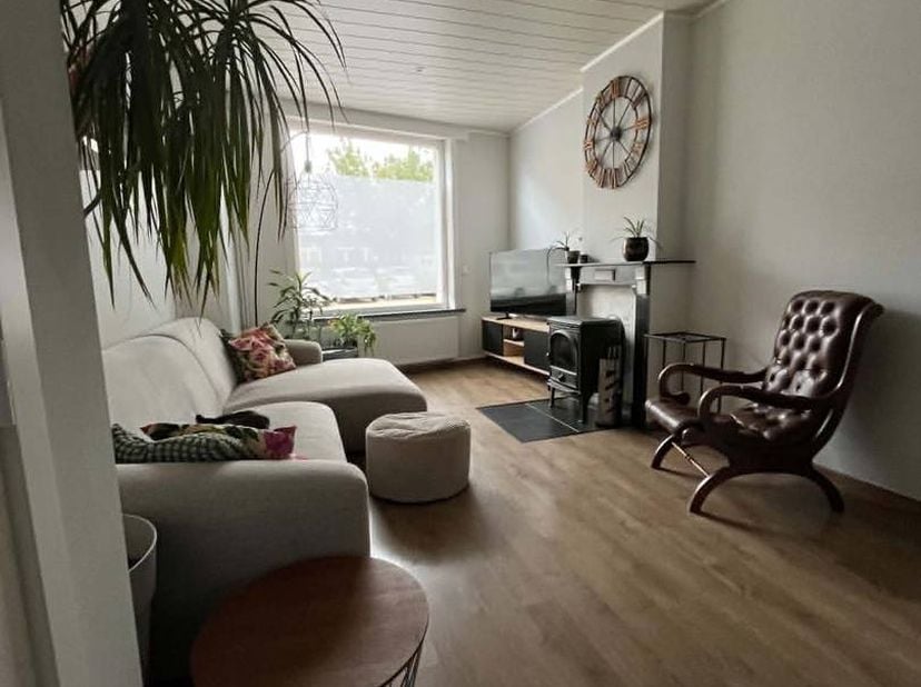 Deze gerenoveerde en instapklare rijwoning combineert een centrale ligging met veel ruimte en praktische troeven. Gelegen nabij het centrum, scholen e