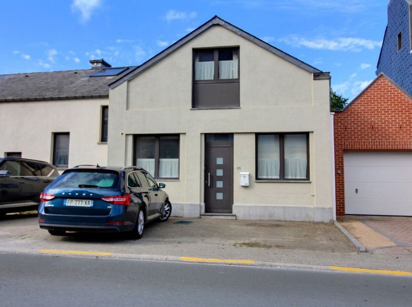 Op slechts 200 meter van het centrum van Rixensart, met zijn winkels en treinstation, ligt deze comfortabele woning van circa 180 m². De woning beschi