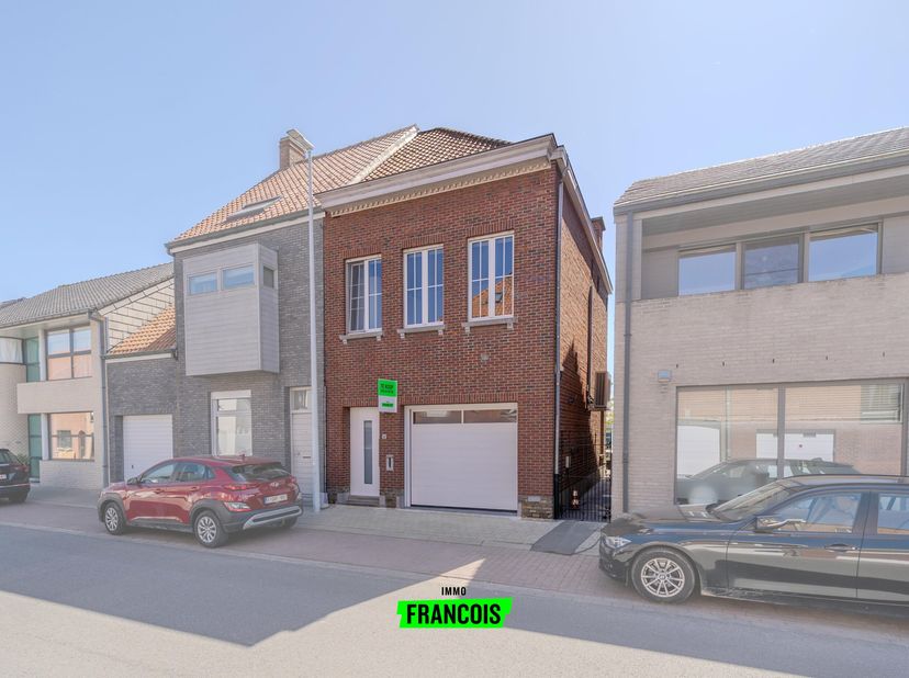 Op zoek naar een verzorgde en energiezuinige woning op een rustige ligging? Deze instapklare halfopen bebouwing in de Karrestraat 8 te Wevelgem biedt