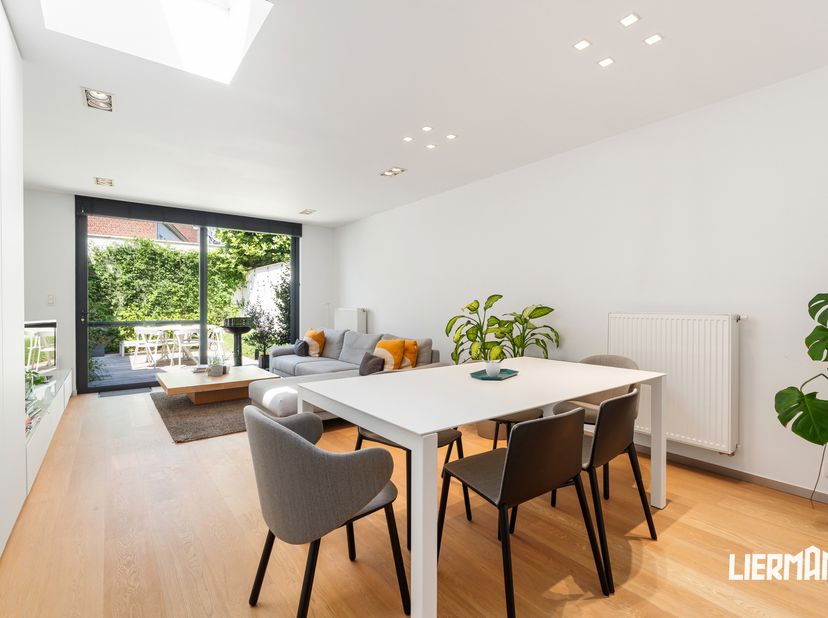 Sommige woningen laten zich moeilijk in woorden vatten. Deze stadswoning moet u ervaren. Achter de karaktervolle gevel schuilt een verrassend ruim en