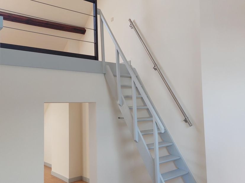 Licht en volledig gerenoveerd appartement in een karaktervolle Brusselse woning<br />
Gelegen op de derde en tevens hoogste verdieping.<br />
Verniste