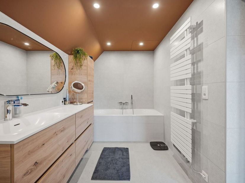 Op de Tiensesteenweg 69 te Bunsbeek bevindt zich deze instapklare eigendom die wonen en werken perfect combineert. De woning beschikt over een inkomha