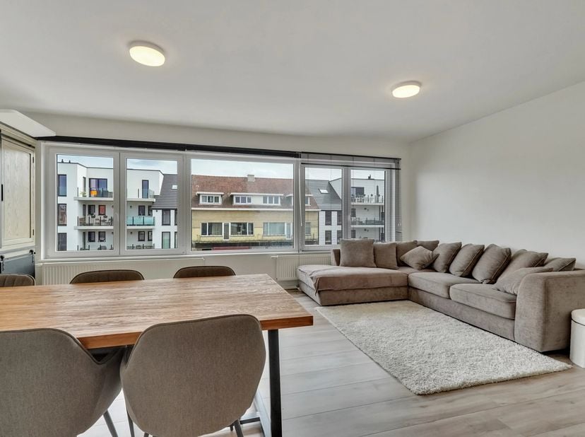 Op een uitstekende locatie langs de Kempische Steenweg, op een boogscheut van het centrum van Hasselt, bevindt zich dit instapklare appartement in uit