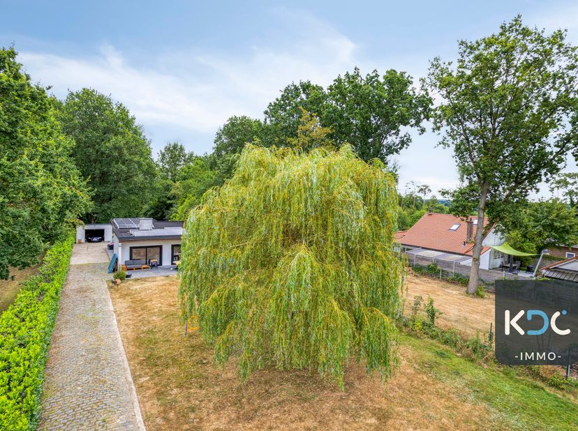 Achterin gelegen bungalow met twee slaapkamers, rustig en groen gelegen in Huldenberg. Deze instapklare woning werd in 2026 energiezuinig gerenoveerd