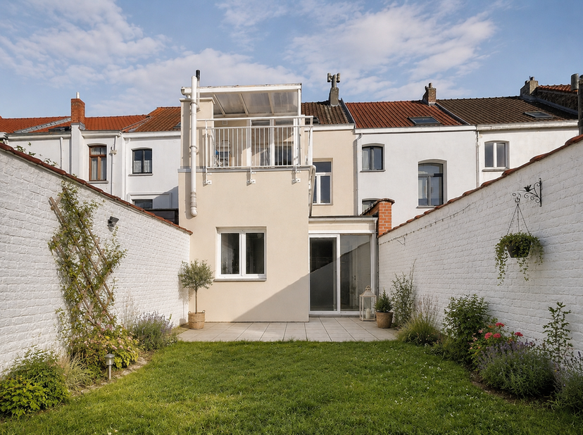 Lichtrijke woning, ideaal gelegen in een wijk met alle voorzieningen (winkels, openbaar vervoer en scholen), terwijl u geniet van de rust van een eenr