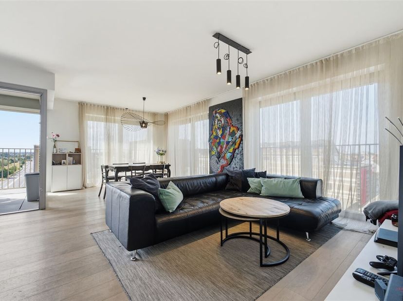 Wonen aan het water, met 128 m² ruimte en Gent binnen handbereik?<br />
Ontdek dit lichtrijke en energiezuinige 3-slaapkamerappartement op de zesde ve