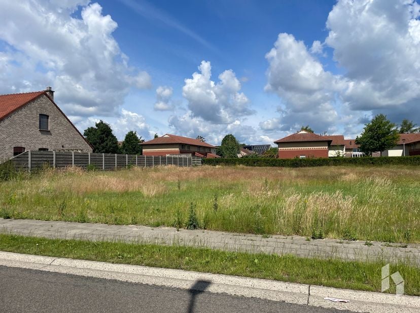 Mooi bouwperceel van 7a68ca gelegen op slechts enkele minuten van het centrum van Overpelt. Dit perceel is geschikt voor het bouwen van een ééngezinsw
