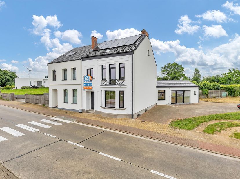 Op een strategische ligging in Iddergem bevindt zich deze volledig gerenoveerde, energiezuinige woning die charme en authentieke elementen perfect com