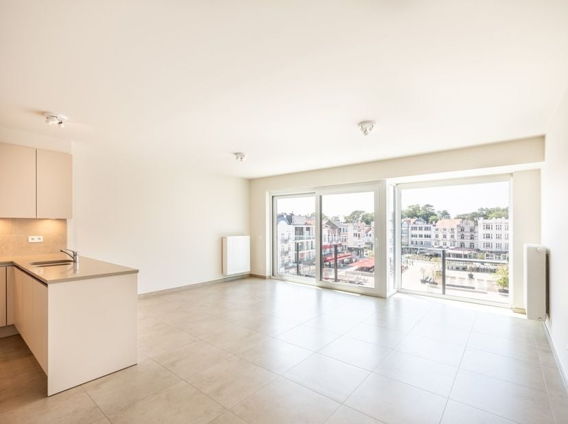 EERSTE BEZOEKMOMENT ZATERDAG 27/06/2026 - SCHRIJF U IN VIA ONZE WEBSITE&amp;nbsp;<br />
<br />
Zonnig &amp;amp; recent tweeslaapkamer appartement met open zic