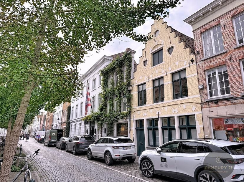Brugge centrum: Een huis met twee harten! Dit volledig instapklaar huis is een parel in de binnenstad! In de inventaris van bouwkundig erfgoed beschre