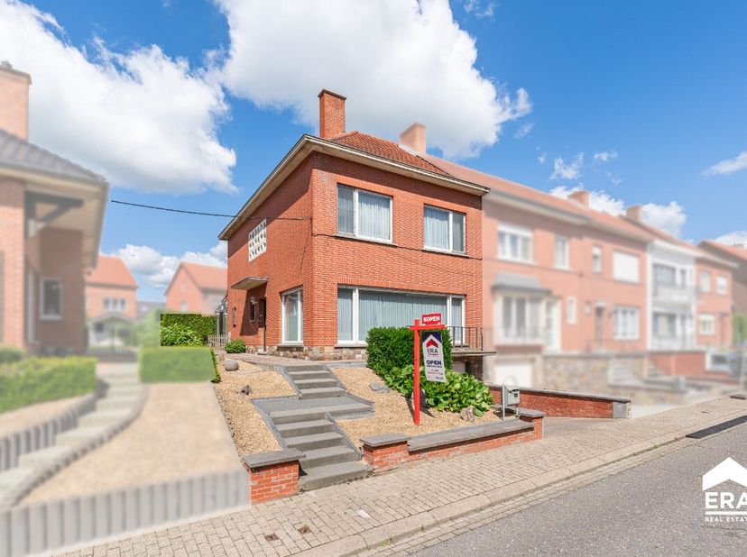 Te koop: halfopen woning in de Kasteelstraat, Tienen, gelegen in een rustige residentiële buurt nabij supermarkten, scholen en openbaar vervoer. Deze